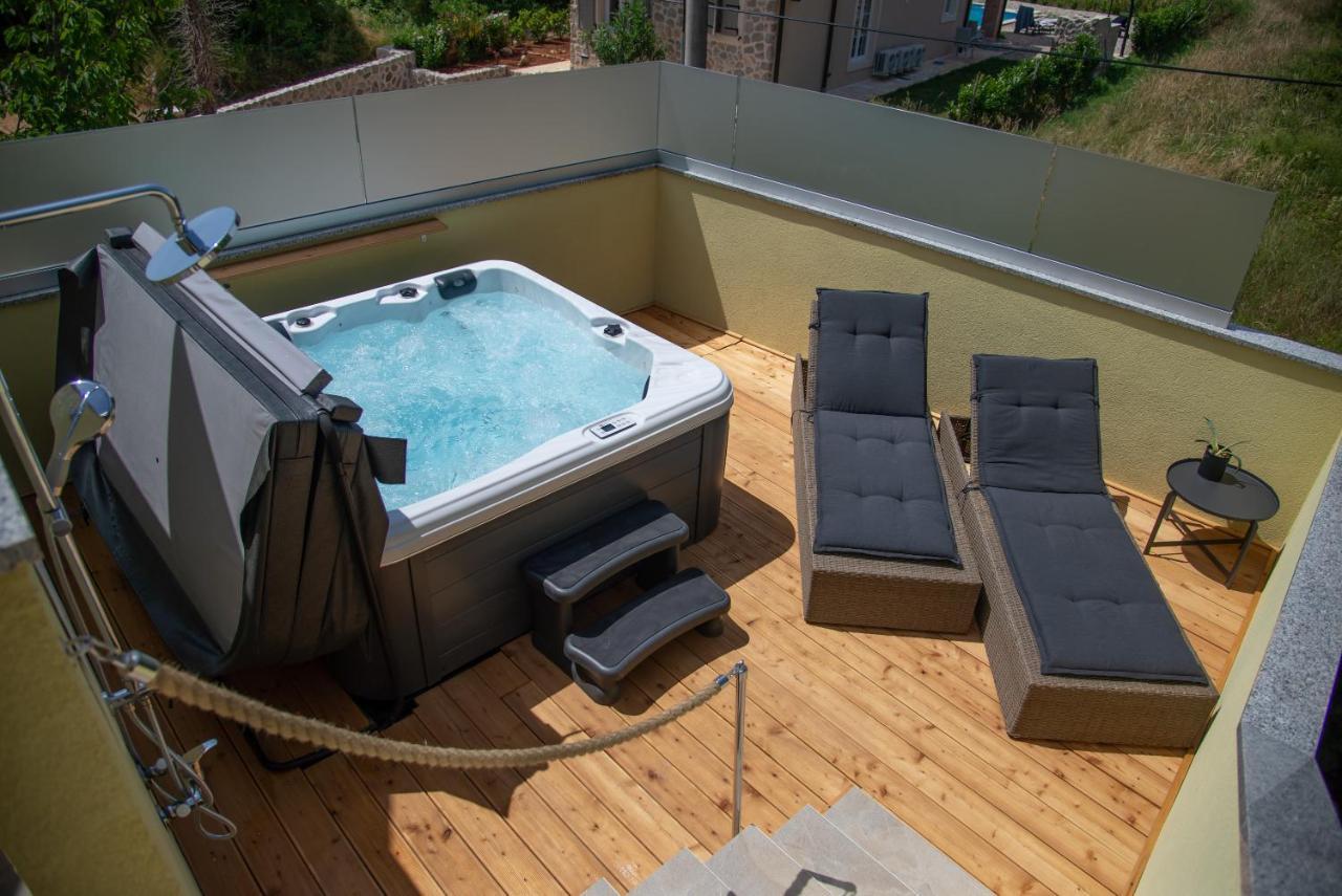 Holiday House Tos-Vila With Heated Pool Vrbnik Exteriör bild