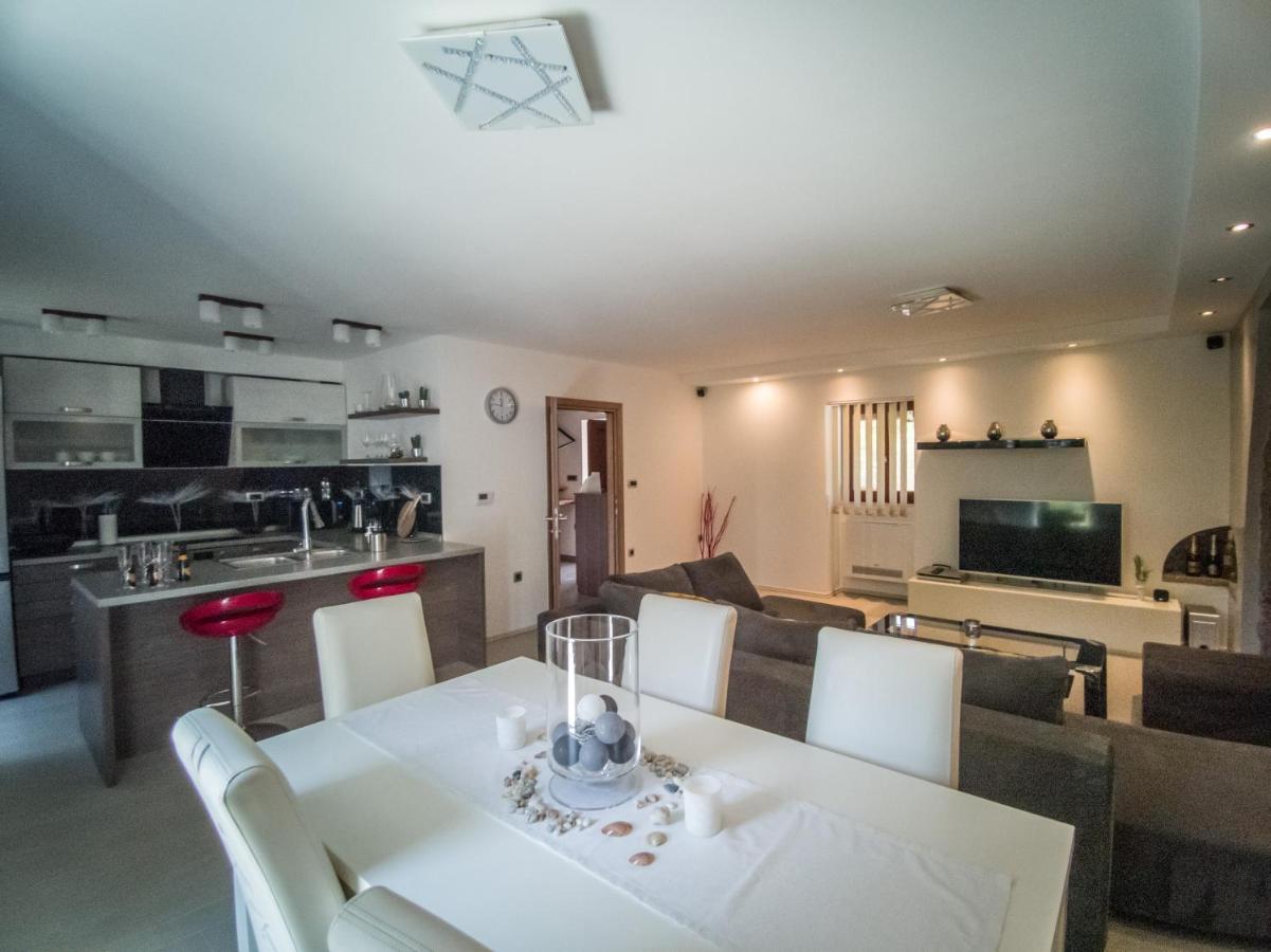 Holiday House Tos-Vila With Heated Pool Vrbnik Exteriör bild
