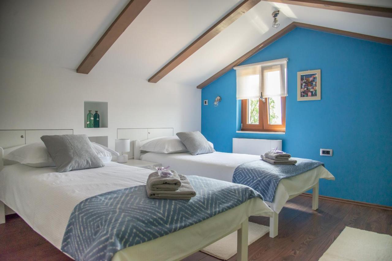 Holiday House Tos-Vila With Heated Pool Vrbnik Exteriör bild