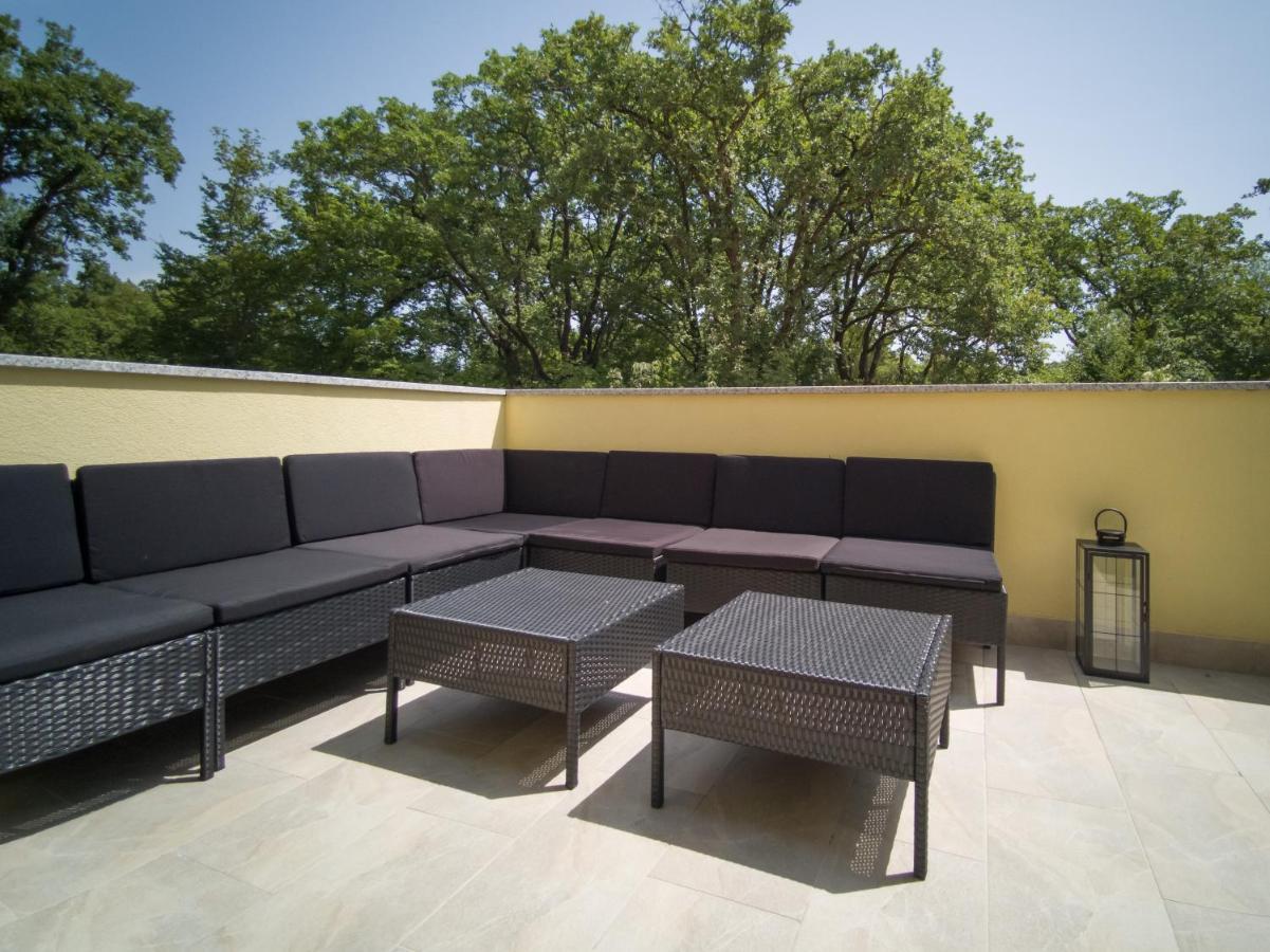 Holiday House Tos-Vila With Heated Pool Vrbnik Exteriör bild