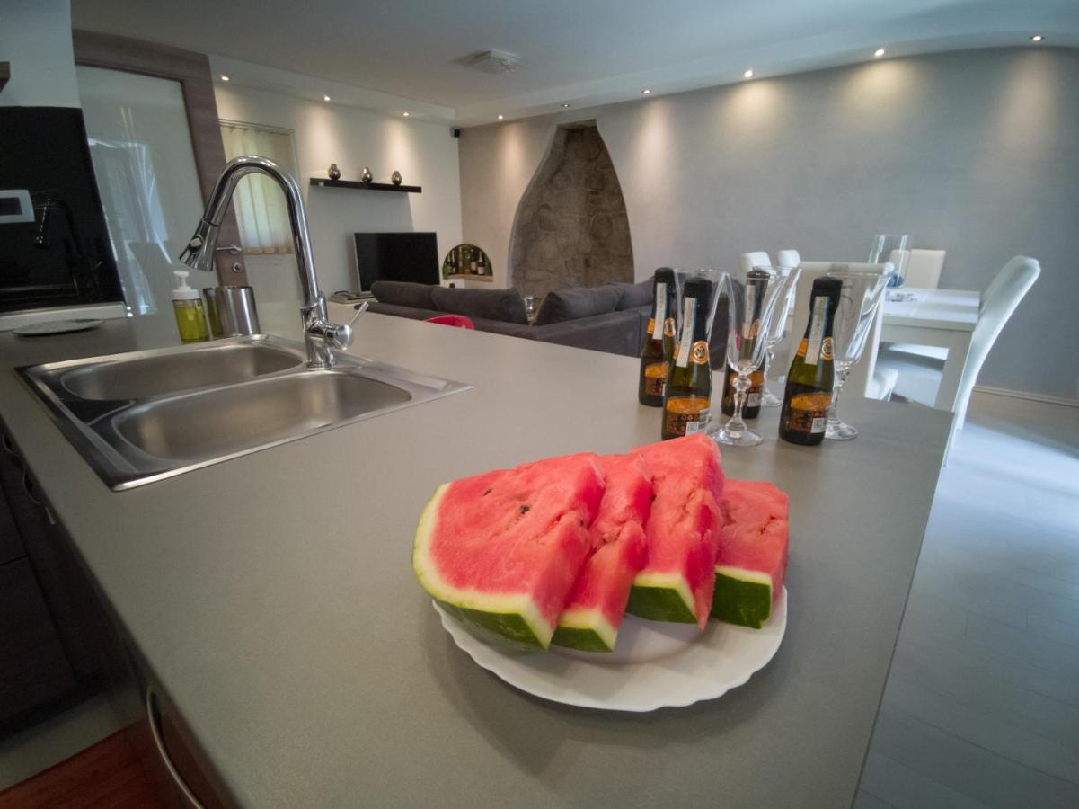 Holiday House Tos-Vila With Heated Pool Vrbnik Exteriör bild
