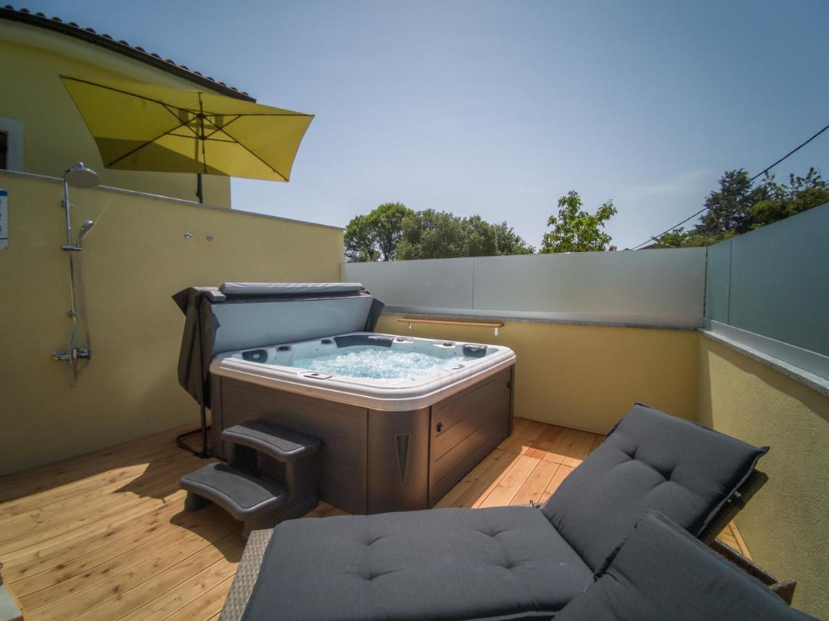 Holiday House Tos-Vila With Heated Pool Vrbnik Exteriör bild