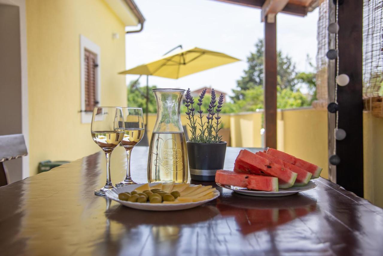 Holiday House Tos-Vila With Heated Pool Vrbnik Exteriör bild