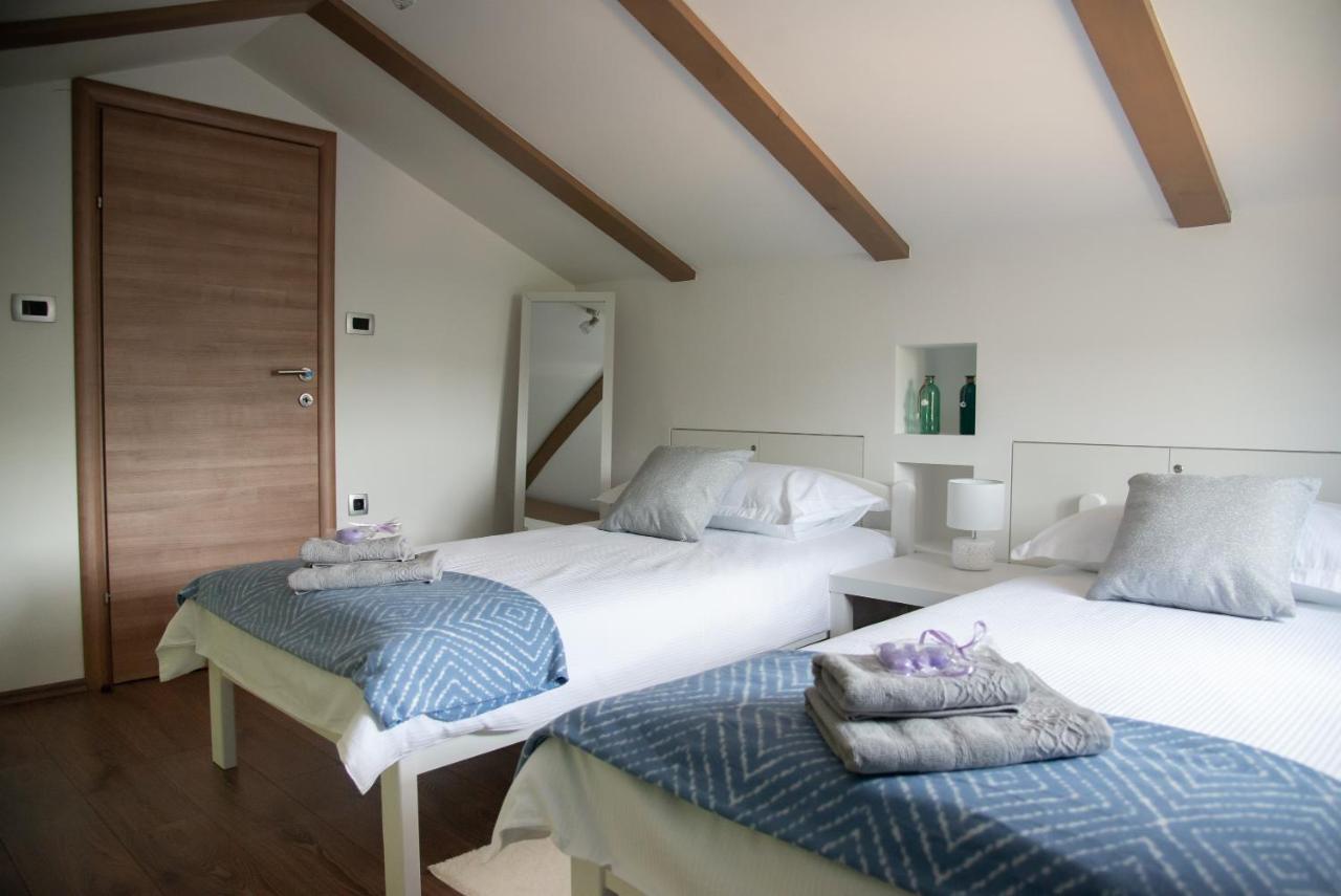 Holiday House Tos-Vila With Heated Pool Vrbnik Exteriör bild