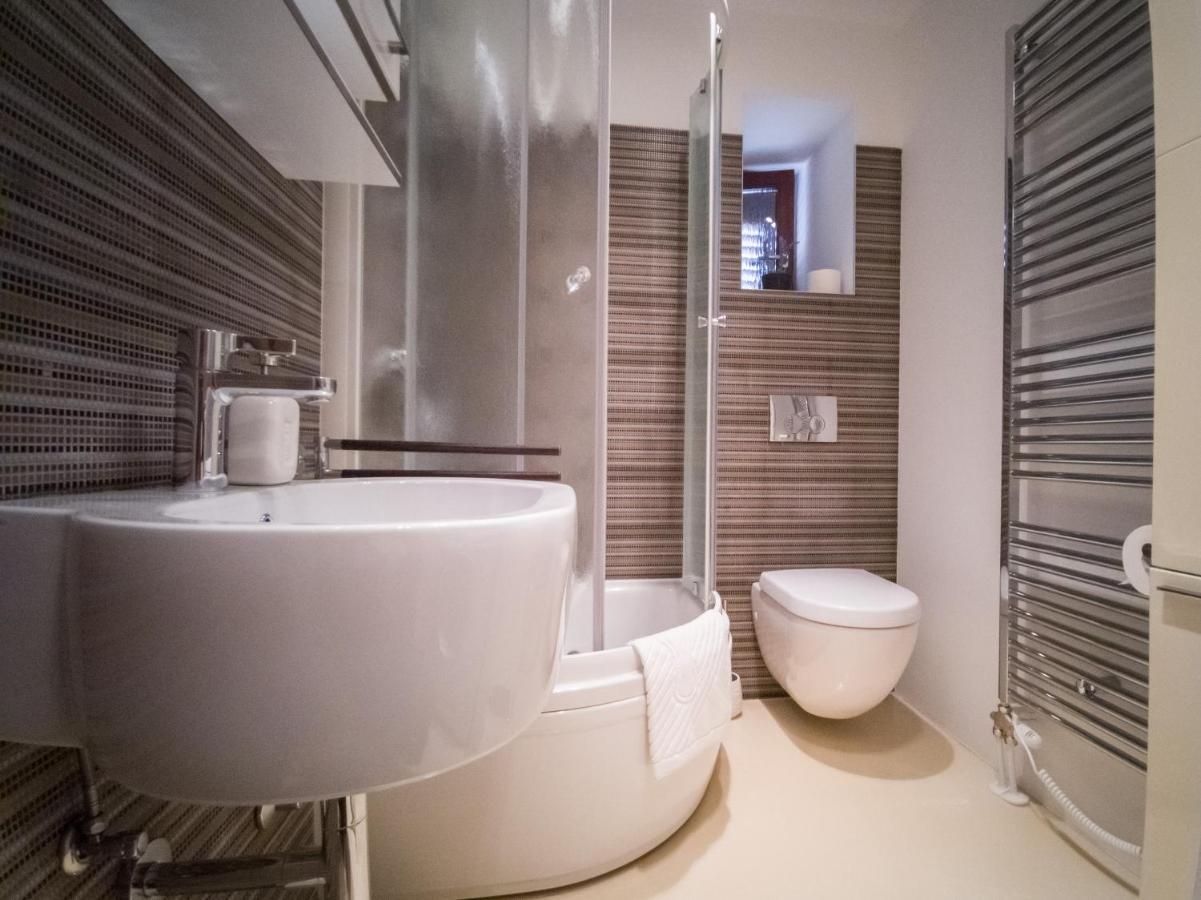 Holiday House Tos-Vila With Heated Pool Vrbnik Exteriör bild
