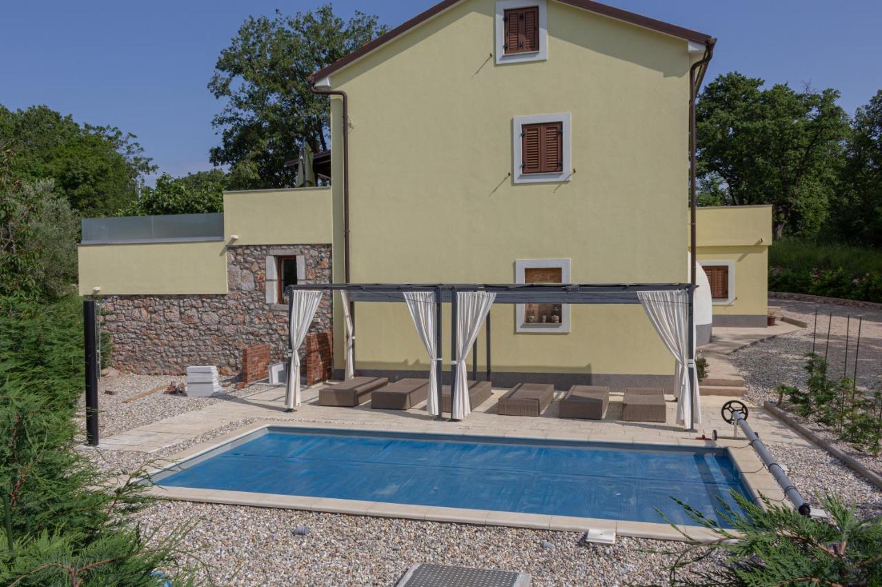 Holiday House Tos-Vila With Heated Pool Vrbnik Exteriör bild