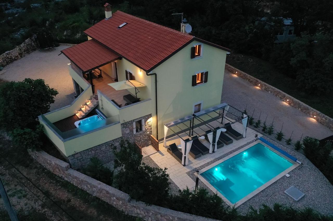 Holiday House Tos-Vila With Heated Pool Vrbnik Exteriör bild