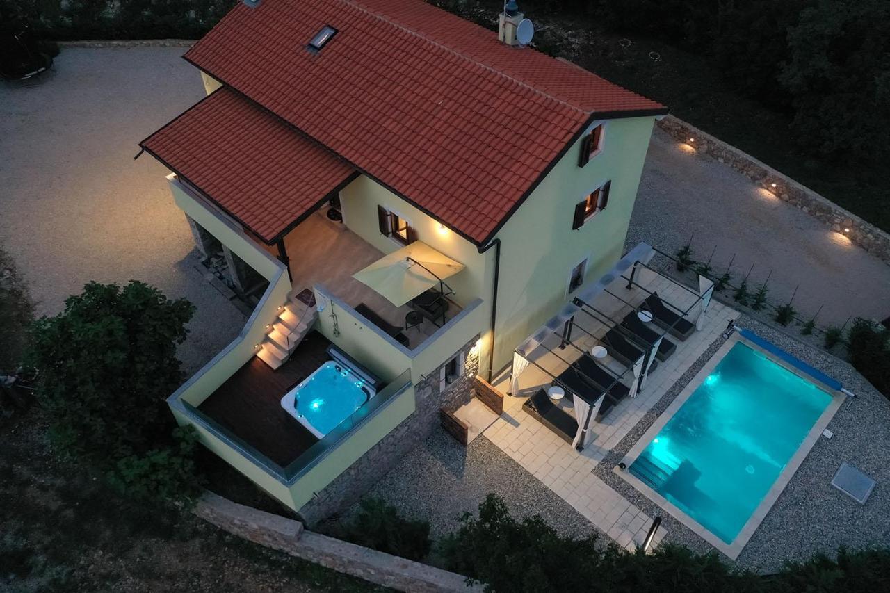 Holiday House Tos-Vila With Heated Pool Vrbnik Exteriör bild
