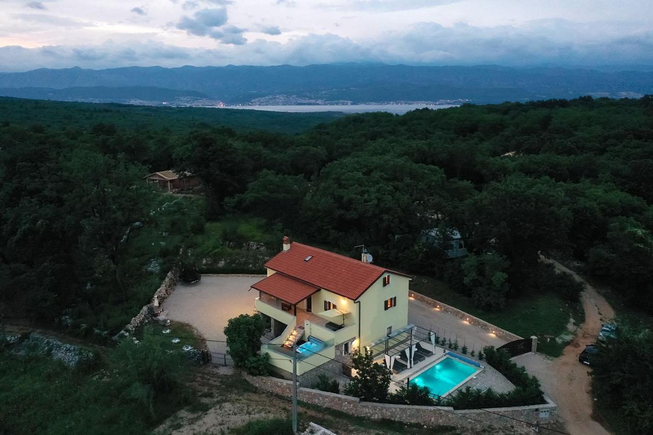 Holiday House Tos-Vila With Heated Pool Vrbnik Exteriör bild