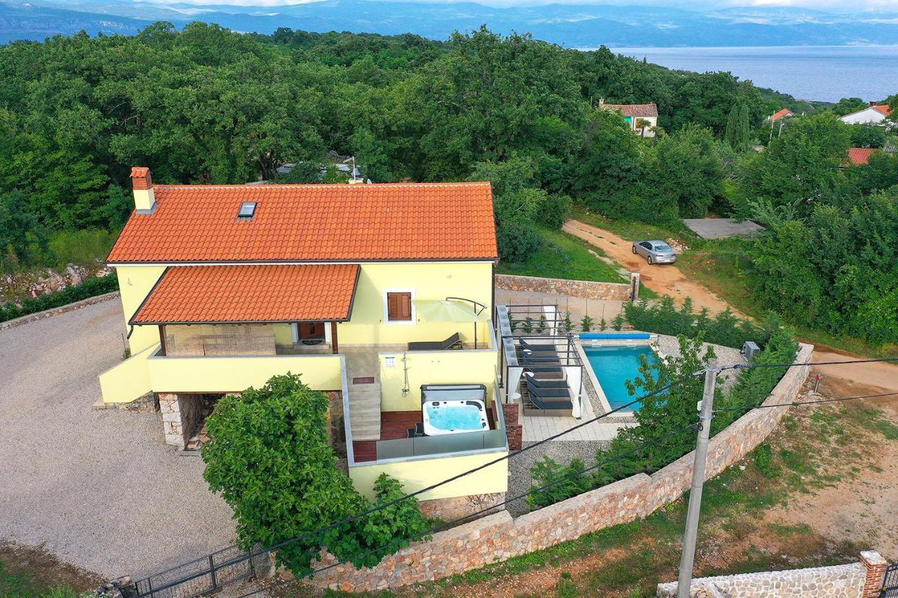 Holiday House Tos-Vila With Heated Pool Vrbnik Exteriör bild